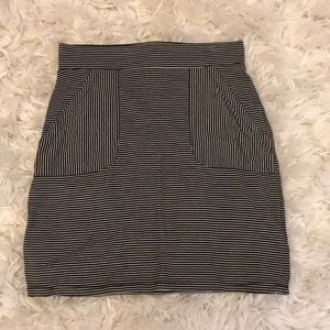 Striped pattern skirt with pockets